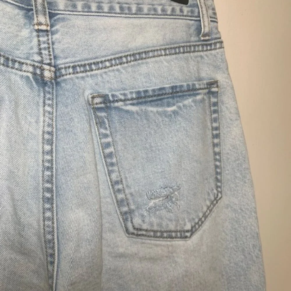 Forever 21 Y2K 90s Style Light Wash Ripped Distressed High-Rise Jeans - Size 28‎
